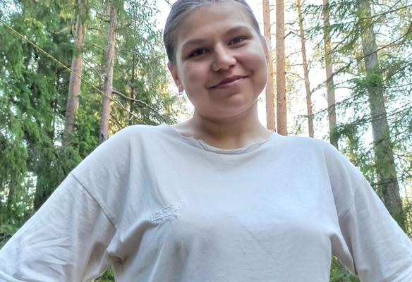 La WebSlut russe Anna Ladygina dans une forêt sur une bouteille