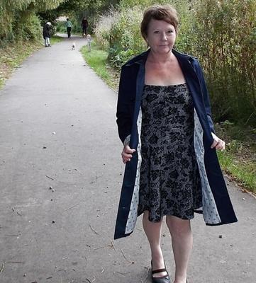 britische MILF mit kleinen Titten blinkt