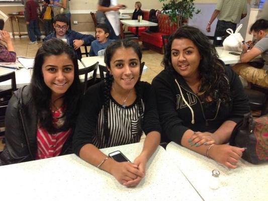 Trois sœurs Desi pour jeu de course, dégradant, hommage, contrefaçons, etc.