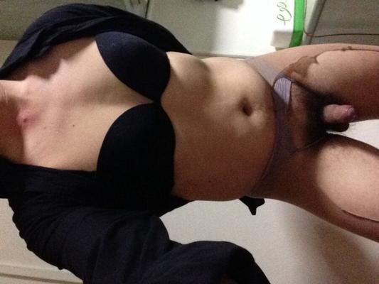 Sissy asiatique excitée
