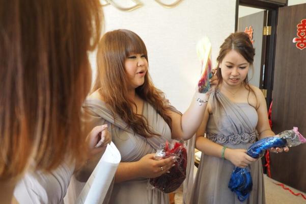 .. 小柄なアジア人の自撮り少女がトップレスでからかう [写真]