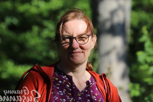 La grand-mère allemande Susanne prend des vêtements d'extérieur