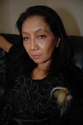 Jolie salope mature aux tétons durs Setsuko se masturbe hardcore