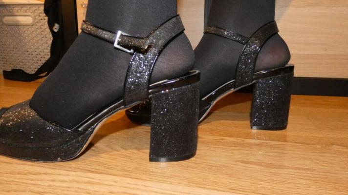 Salope potelée en collants et talons