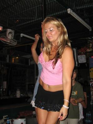 Couple d'âge mûr américain commandant une prostituée thaïlandaise