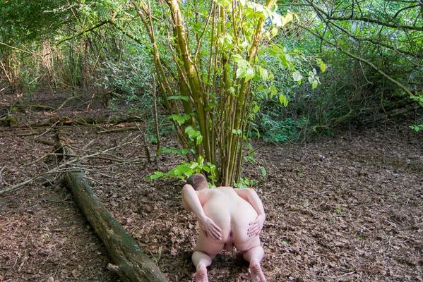 Salope va nue en plein air dans les bois