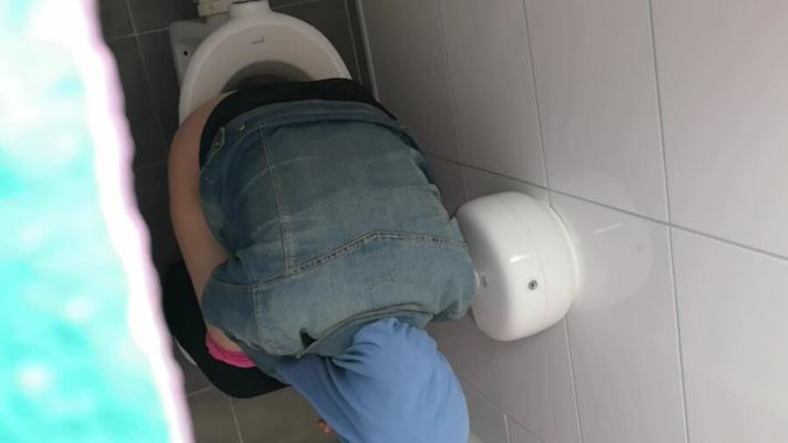 Visage Voil� Mais Les Seins Et Les Fesses D�voil�s