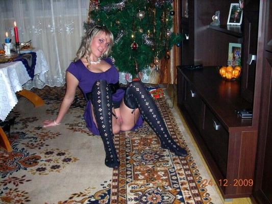 Une femme blonde russe en chaleur joue avec un gros gode et se fait sodomiser.