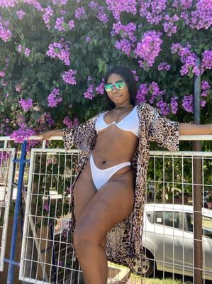 Moi en bikini blanc....Tu aimes ?