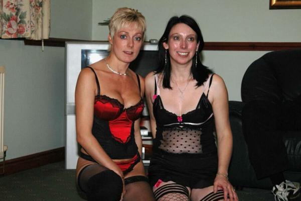 Chicas bukkake del Reino Unido (Jade y la esposa Slapper se pavonean)