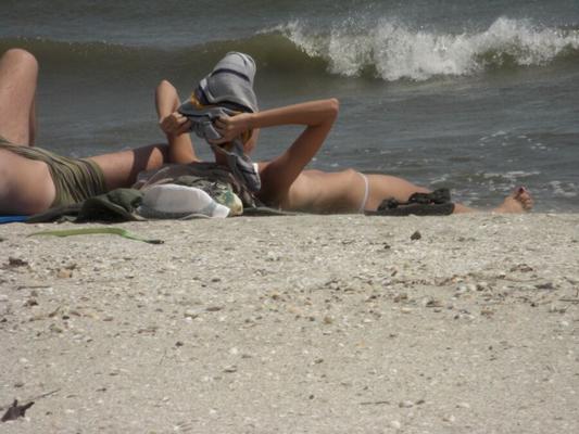 maigre est seins nus sur la plage