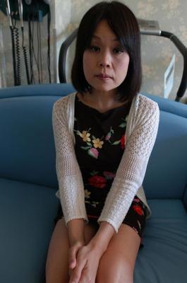 La MILF japonaise Yukari Yamagishi se déshabille, se douche et baise
