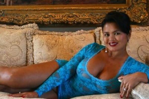 FEMME ASIATIQUE GROS SEINS