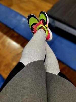 Fille multicolore, chaussures multicolores