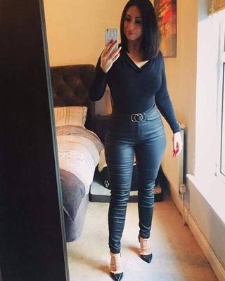 Maxine la pute bimbo britannique