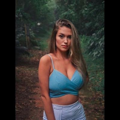 - LOIRA QUENTE DE PEITOS GRANDES