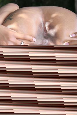 Jolie fille noire maigre aime son jouet