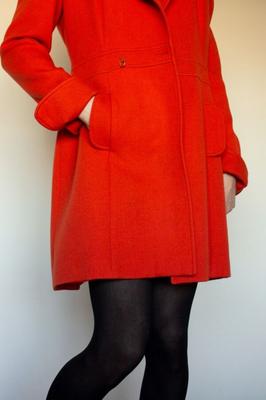 Paris CD en bas et manteau rouge