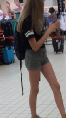 Voyeur /candid french short clothes