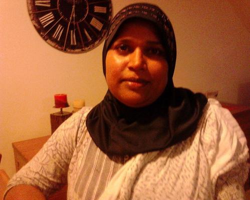 MILF hijabi chaude peut-être bengali avec d'énormes seins bruns miam miam