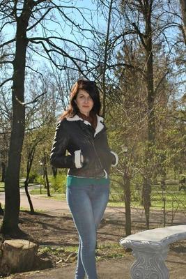 La brune mince Nina d'Ukraine enlève ses vêtements