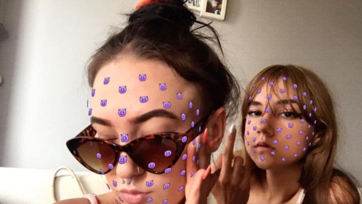 アメルカのセクシーなTik Tokティーン