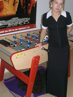 Heike adolescente alemana en pantimedias (Tischfussball)