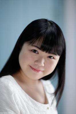 Azumi, une ado innocente avec une chatte mouillée