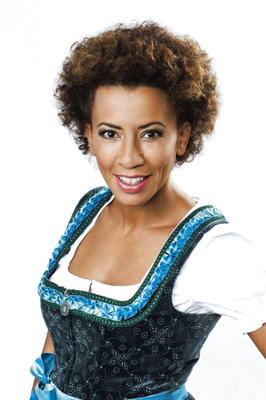Arabella Kiesbauer - Schokobraune Oesi-MILF-Nutte