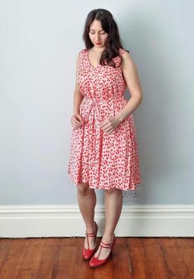 Blogueuse de couture MILF vous montrant ses jambes et ses pieds-NN