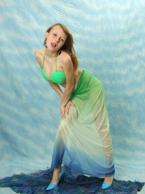 Marina mannequin dans un soutien-gorge et un bikini à clapet vert