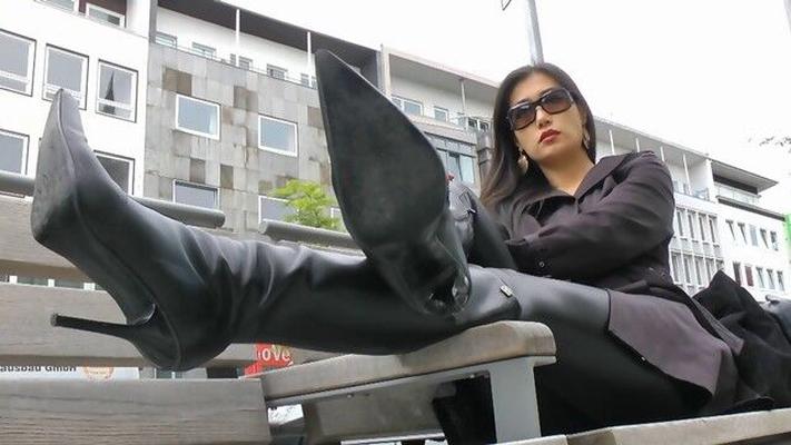 圧倒的なアジアの女性: シュティーフェルとレギンス