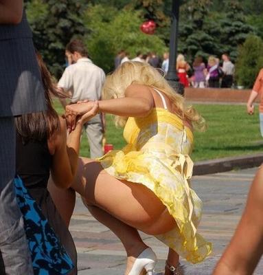 De derrière des filles irritantes qui marchent