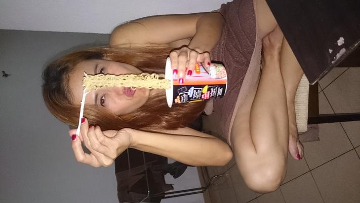 愚かなタイの売春婦ノイ - 酔った女を劣化させ、売春婦に屈辱を与える