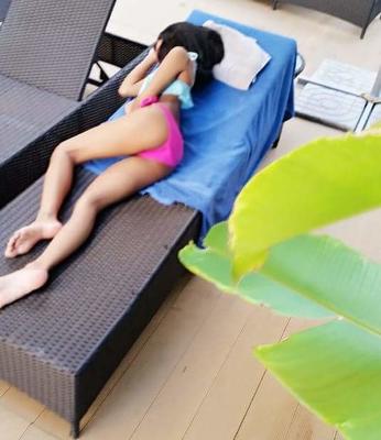 Petite fille thaïlandaise baise son propre cul