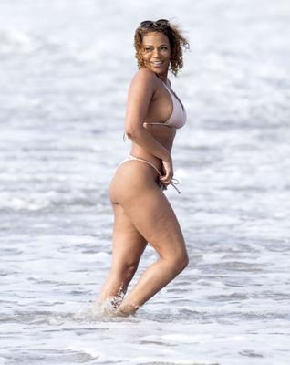 Sundy Carter / American Actress