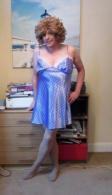 CD Nicola dans une nouvelle chemise de nuit bleue