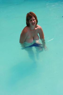 MARIA EN LA PISCINE