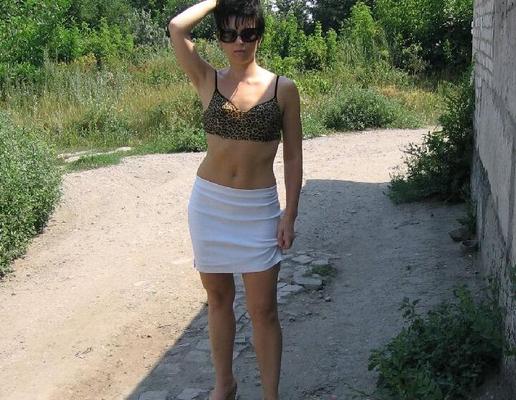 Bonita MILF como desnuda al aire libre