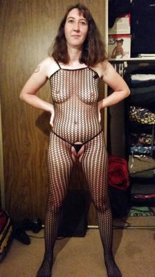 ボディストッキングを履いたセクシーな妻は、あなたの負荷を彼らに注ぎ込むことができます。