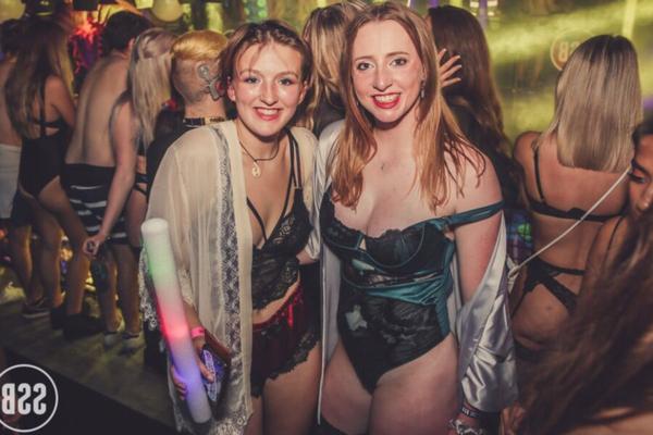 -NN- Jeunes étudiants britanniques - Bal de charité - Photos de boudoir