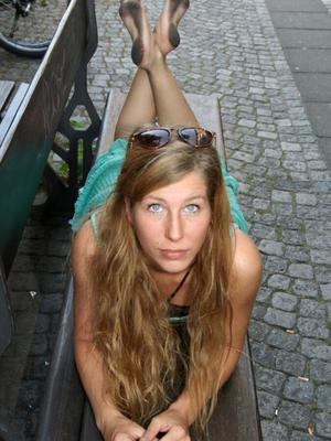 Allemande blonde avec des pieds/semelles sales en public /