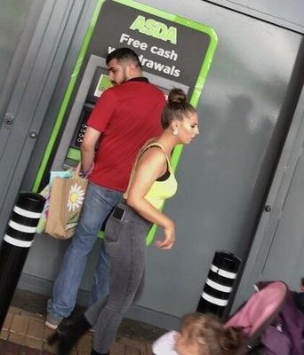 Britischer Teenie-Proll in Röhrenjeans und ohne Titten