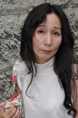 La abuela japonesa Nobue Toyoshima se desnuda, se ducha y folla