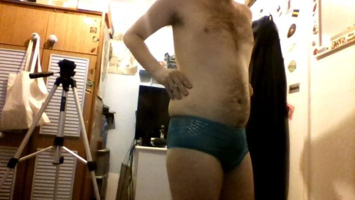 moi dans le bas de maillot de bain bleu de ma mère