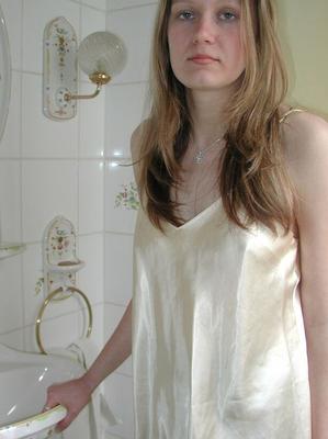 Nicole, une adolescente allemande en collants (Waschen)