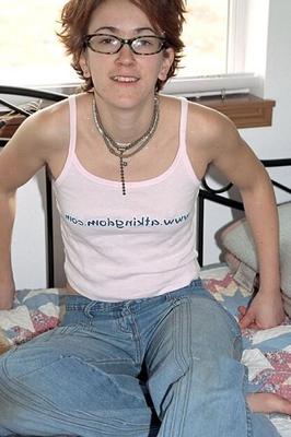 Dünner, haariger Nerd mit Brille