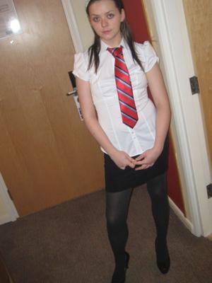 Ado amateur chaude en uniforme scolaire et collants