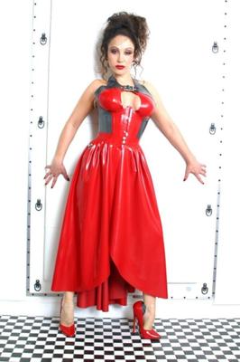 Bijou dans une robe en latex rouge et des escarpins à talons hauts rouges