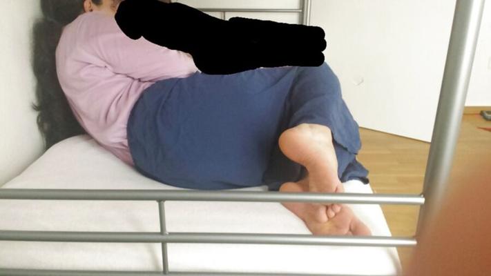 Die Füße meiner Hijabi-Frau
